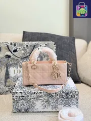 【今日特価】Dior ディオール ディージョイ 新作 漆皮製 柔らかいピンク調 3通りの着用方法に対応