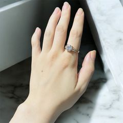 二重奏のきらめき – 一粒とラインのクラシックリング
