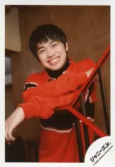 【中古】生写真(ジャニーズ) 関西ジャニーズJr./小柴陸/上半身・衣装赤・黒・両手手すり・右手曲げ・笑顔/「関ジュ 夢の関西アイランド 2020 in 京セラドーム大阪 ～遊びにおいでや!満足 100%～」グッズオフショット/公式生写真