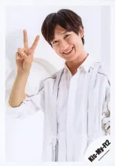 【中古】生写真(ジャニーズ) Kis-My-Ft2/宮田俊哉/上半身・衣装白・右手ピース・首傾げ・笑顔・背景白/シングル「君、僕。」MV＆ジャケ写オフショット/公式生写真 