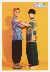 【中古】生写真(男性) 超特急/カイ(小笠原海)・ユースケ(福田佑亮)/全身・衣装青・緑・向かい合わせ・両手肩・カメラ目線・背景黄/「超特急 POP UP STORE」GOLDEN EPOCH SPECIAL 生写真 タクヤ PRUDUCE Ver.(渋谷限定