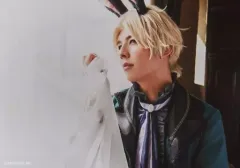 【中古】生写真(男性) 上仁樹(皐月葵)/横型・バストアップ・衣装青・左向き・右手上げ・キャラクターショット/「2.5次元ダンスライブ『ツキウタ。』ステージ 第5幕『Rabbits Kingdom』」ブロマイド