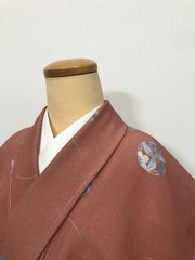 【中古】 Mサイズ 胴抜き着物 化繊 小紋 赤茶地に花丸模様 洗える着物 