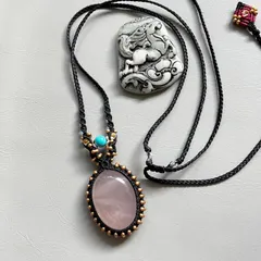 ローズクォーツとマグネサイトターコイズのマクラメ編みネックレス　ペンダント