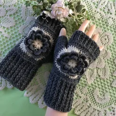 ウール100%  フラワーモチーフの指無し手袋（グレー）★ハンドウォーマー　レトロ★手編み　編み物　ハンドメイド