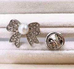 【ピンバッジ】リボンパールラインストーン　キラキラ　ワンポイント　蝶々結び