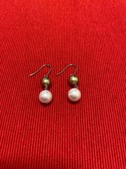 白いピンズピアス