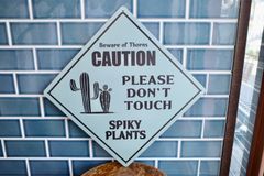 新品 CAUTION DON'T TOUCH !!  ドライガーデン サボテン メタルサイン 看板 CALIFORNIA ハウス アメリカンハウス DIY