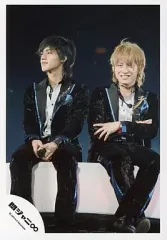 【中古】生写真(ジャニーズ) 関ジャニ∞/錦戸亮・安田章大/ライブフォト・座り・衣装黒・錦戸マイク/公式生写真