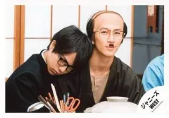 【中古】生写真(ジャニーズ) ジャニーズWEST/濱田崇裕・重岡大毅/横型・バストアップ・重岡衣装学ラン・濱田和服黒・かつら・寄りかかり・眼鏡/公式生写真