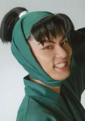 【中古】生写真(男性) 渡辺和貴(潮江文次郎)/バストアップ・衣装緑・笑顔・背景白・体右向き・キャラクターショット/ミュージカル「忍たま乱太郎」第五弾～新たなる敵!～ 生写真