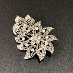 ビンテージ　ブローチ　モダンデザイン！　フラワー　シルバー　クリスタルクラシカル　ヴィンテージ　バッジ　ピンバッチ　レトロ　AKS211