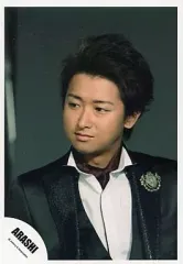 【中古】生写真(ジャニーズ) 嵐/大野智/バストアップ・ジャケット黒・シャツ白・スカーフ・目線左・背景黒/公式生写真