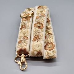 [147]インド刺繍リボンのスマホ用ネックストラップ・ショルダーストラップ（ベージュ系、金具：ゴールド系）、ハンドメイド