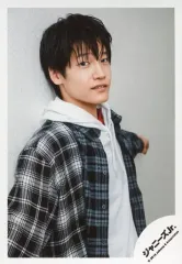 【中古】生写真(ジャニーズ) Aぇ! group/佐野晶哉/上半身・衣装白・黒・チェック柄・左手伸ばし・右向き・寄りかかり・背景白/JOHNNYS’ ISLAND STORE オフショット/公式生写真