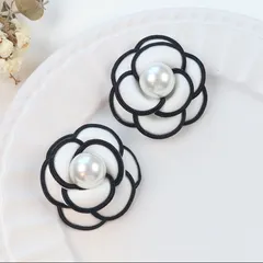 【新商品入荷】上品モチーフ　留め具をつければブローチに　華やか　花　椿　カメリア　大粒パール　結婚式　入学式　入園式　卒業式　卒園式　白　ホワイト【期間限定】【数量限定】‼️大人気のこりわずか‼️