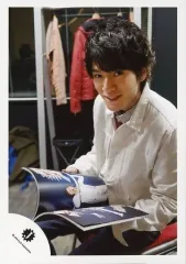 【中古】生写真(ジャニーズ) Snow Man/深澤辰哉/膝上・座り・衣装白・両手本・体左向き/公式生写真