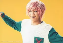 【中古】生写真(男性) 野口準(向坂椋)/横型・バストアップ・右手上げ・背景黄色・キャラクターショット/「MANKAI STAGE『A3!(エースリー)』～SPRING＆SUMMER 2018～」ソロブロマイド