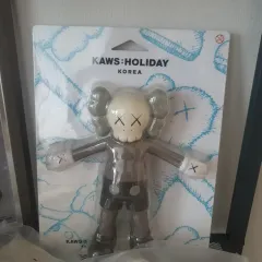 KAWS:HOLIDAYフィギュア　クリーム色ver. 未使用 楽天市場】kaws holidayの通販
