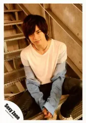 【中古】生写真(ジャニーズ) Sexy Zone/中島健人/全身・座り・衣装白・青・ネックレス・両手重ね・階段/Sexy Power Tour パンフ＆グッズ/公式生写真