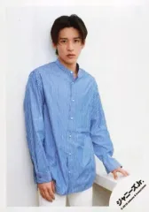 【中古】生写真(ジャニーズ) Snow Man/目黒蓮/膝上・衣装水色・白・両手下・右向き・口閉じ・背景白/Snow Man「Summer Paradise 2019」グッズオフショット/公式生写真