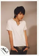 【中古】生写真(ジャニーズ) NEWS/手越祐也/膝上・シャツ白・ジーンズ・両手ポケット・目線右・背景グレー/公式生写真