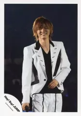 【中古】生写真(ジャニーズ) Hey! Say! JUMP/薮宏太/ライブフォト・膝上・衣装白黒・右手マイク・左手腹付近・笑顔/公式生写真