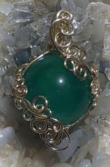 鮮やかなブルーグリーン色のアマゾナイト(14mm) ワイヤーアート・ペンダント