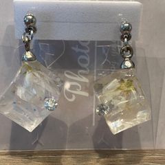 ノンホールピアス　レジンキューブ　啓翁桜＋ラインストーン