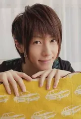 【中古】生写真(男性) 鈴木拡樹(荒北靖友)/バストアップ・黄色・車のイラスト・笑顔・私服ショット/舞台「弱虫ペダル」