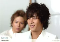 【中古】生写真(ジャニーズ) NEWS/山下智久/横型・顔アップ・ジャケット白・目線左・後ろに加藤・Johnny’s web/公式生写真のサムネイル