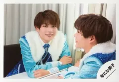 【中古】生写真(ジャニーズ) なにわ男子/長尾謙杜/横型・上半身・衣装青・水色・白・鏡・両手曲げ・笑顔/「関ジュ 夢の関西アイランド 2020 in 京セラドーム大阪 ～遊びにおいでや!満足 100%～」グッズオフショット/公式生写真