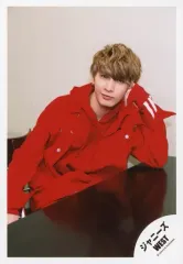 【中古】生写真(ジャニーズ) ジャニーズWEST/藤井流星/膝上・座り・衣装赤・左手顔・肘付き/「スタートダッシュ/アカツキ」MV＆ジャケ写撮影オフショット/公式生写真