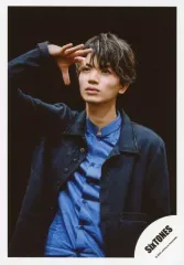 【中古】生写真(ジャニーズ) SixTONES/高地優吾/上半身・衣装黒.青・右手上げ・左手下・背景黒/シングル「NAVIGATOR」MV＆ジャケ写オフショット/公式生写真