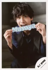 【中古】生写真(ジャニーズ) Aぇ! group/佐野晶哉/膝上・座り・衣装黒・両手ネームプレート持ち・階段/Johnnys’ ISLAND STORE グッズオフショット’20夏/公式生写真