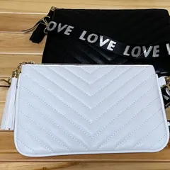 タッセルの飾り付き💖LOVEストラップ付き キルティングショルダーバッグ【ホワイト】【ブラック】バッグ バック 鞄 カバン かばん ショルダーバッグ バック ミニマリスト シンプル サコッシュ トラベル 旅行