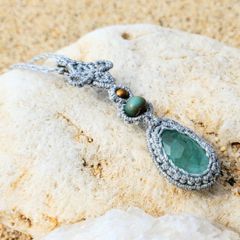 エメラルドの海に浮かぶ – エメラルドクォーツマクラメペンダント ✨ 胸元に広がる、透き通るエメラルドグリーンの世界 ✨