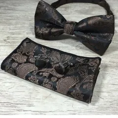 蝶ネクタイ カフスボタン ポケットチーフ 3点セット ペイズリー柄 ブラック色　ブラウン色　黒色 茶色　結婚式　発表会 パーティー　イベント　卒業式　入学式　入社式　ダンスパーティー　ワンタッチ　スーツ　ワイシャツ　格安　小物