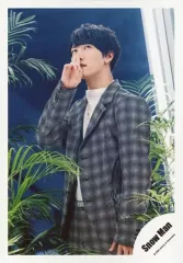 【中古】生写真(ジャニーズ) Snow Man/渡辺翔太/膝上・衣装グレー・チェック柄・右手人差し指立て・左向き・植物/シングル「D.D. / Imitation Rain」MV＆ジャケ写オフショット/公式生写真