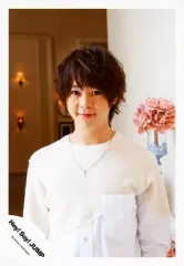 【中古】生写真(ジャニーズ) Hey! Say! JUMP/有岡大貴/上半身・衣装白・口閉じ・両手下・花/16夏 コンサートパンフ＆グッズ撮影/公式生写真