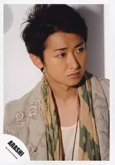 【中古】生写真(ジャニーズ) 嵐/大野智/バストアップ・衣装ベージュ、花柄・ストール薄茶、緑、右向き/公式生写真