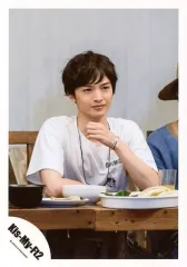 【中古】生写真(ジャニーズ) Kis-My-Ft2/玉森裕太/上半身・座り・衣装白・口閉じ・左手上げ・背景白/「KIS-MY-TV～キスマイシェアハウス～」特典映像撮影/公式生写真