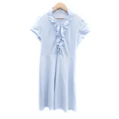 ストロベリーフィールズ STRAWBERRY-FIELDS ワンピース Vネック 半袖 フリル ひざ丈 ダイアゴナルストライプ柄 オフホワイト 水色 ライトブルー /HO20