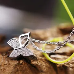 IUHA 繊細な輝き　S925シルバー製 蝶　バタフライ ネックレス スワロフスキー社製クリスタル swarovski 金属アレルギーと変色防止