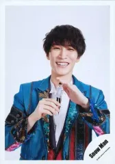 【中古】生写真(ジャニーズ) Snow Man/渡辺翔太/バストアップ・衣装青・両手物持ち・カメラ目線・笑顔/Johnnys’ ISLAND STORE グッズオフショット’20夏/公式生写真