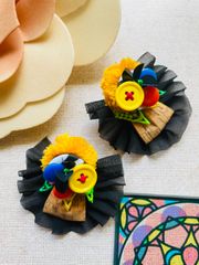 コルクリボンとボタンの個性的イヤリング ハンドメイド