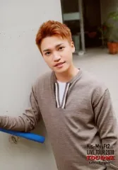 【中古】生写真(ジャニーズ) Kis-My-Ft2/二階堂高嗣/上半身・衣装グレー.白・右手手すり・左手下/「Kis-My-Ft2 LIVE TOUR 2018 YOU＆ME Extra Yummy!!」オリジナルフォト