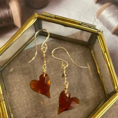 ヘソナイトガーネットハートのピアス　14kgf　カラーチェンジガーネット・ヘソナイトガーネット　ハンドメイドピアス　天然石ピアス　イヤリング変更可