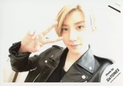 【中古】生写真(ジャニーズ) SixTONES/京本大我/横型・バストアップ・衣装黒・右手ピース・左向き・首傾げ/「Ｊohnnys’ ISLAND セルフィー」/公式生写真(アイランドストア限定)