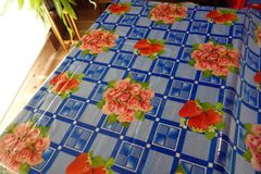 【ベトナム製ビニールテーブルクロス.薔薇いちご青】色違いあり/レトロ柄/アジア雑貨